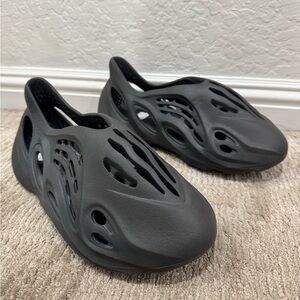 Yeezy Onyx Foam Runners 
Size 8M